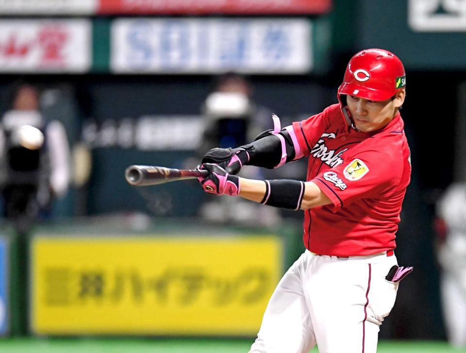 　５回、２ランを放つ丸（撮影・飯室逸平）