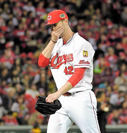 ５回、追加点を許し、悔しがりながらベンチに戻るジョンソン（撮影・堀内翔）