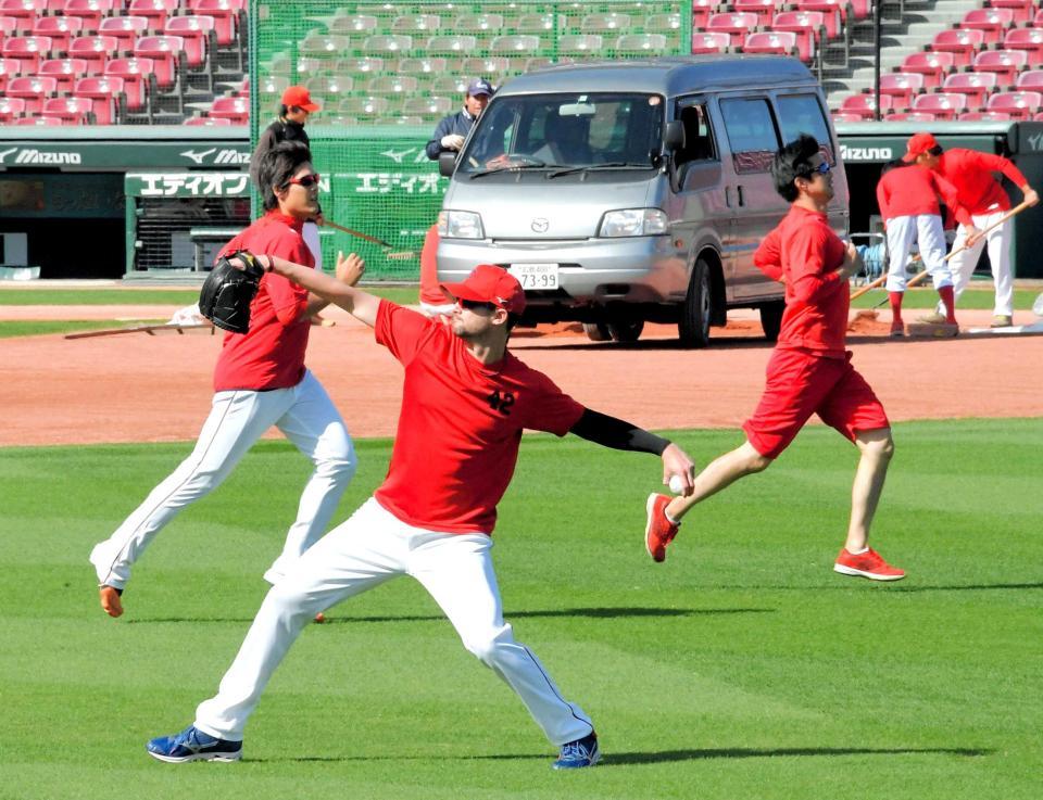 　日本シリーズ第６戦に向け調整する広島・ジョンソン。後方左は九里（撮影・堀内翔）