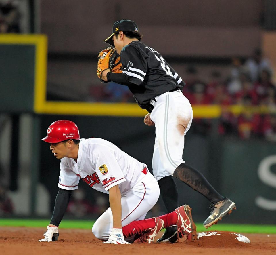 ２回、二盗を狙うもタッチアウトになる広島・安部。遊撃手は西田＝マツダスタジアム（撮影・堀内翔）