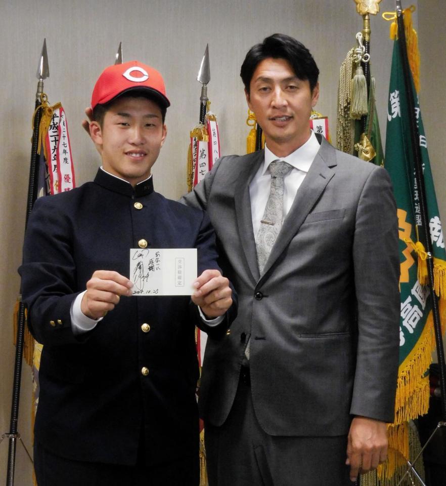 鞘師スカウト（右）らから指名あいさつを受けた小園＝兵庫県西宮市内