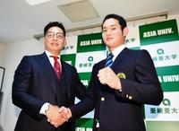 　松本スカウト（左）と握手をかわしガッツポーズをする正随（撮影・園田高夫）