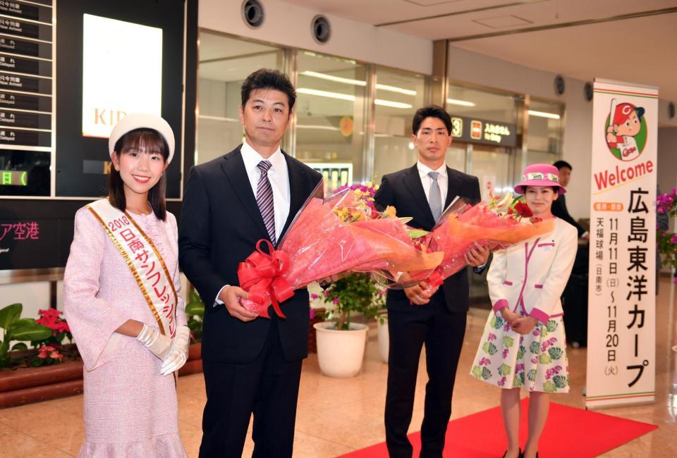 　宮崎空港に到着し花束を贈られる緒方監督（中央左）と安部（中央右）＝宮崎空港（撮影・山口登）