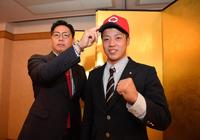 　広島ドラフト４位・中神拓都（右）は仮契約を終え広島・松本有史スカウトに帽子を被せてもらう＝岐阜都ホテル