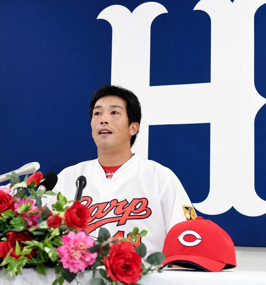 引退会見での天谷氏＝１０月４日