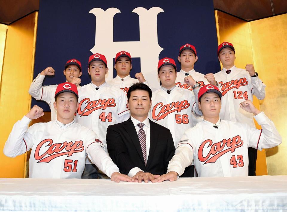 新入団会見で記念写真におさまる（前列左から）小園、広島・緒方孝市監督、島内（中列左から）林、中神（後列左から）羽月、田中、正随、大盛ら新入団選手たち＝広島市内のホテル（撮影・飯室逸平）