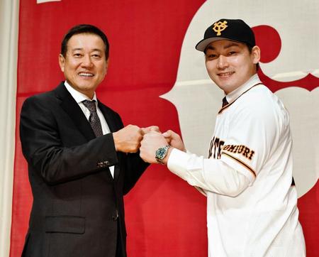 　入団会見で原監督（左）とグータッチする丸＝１１日