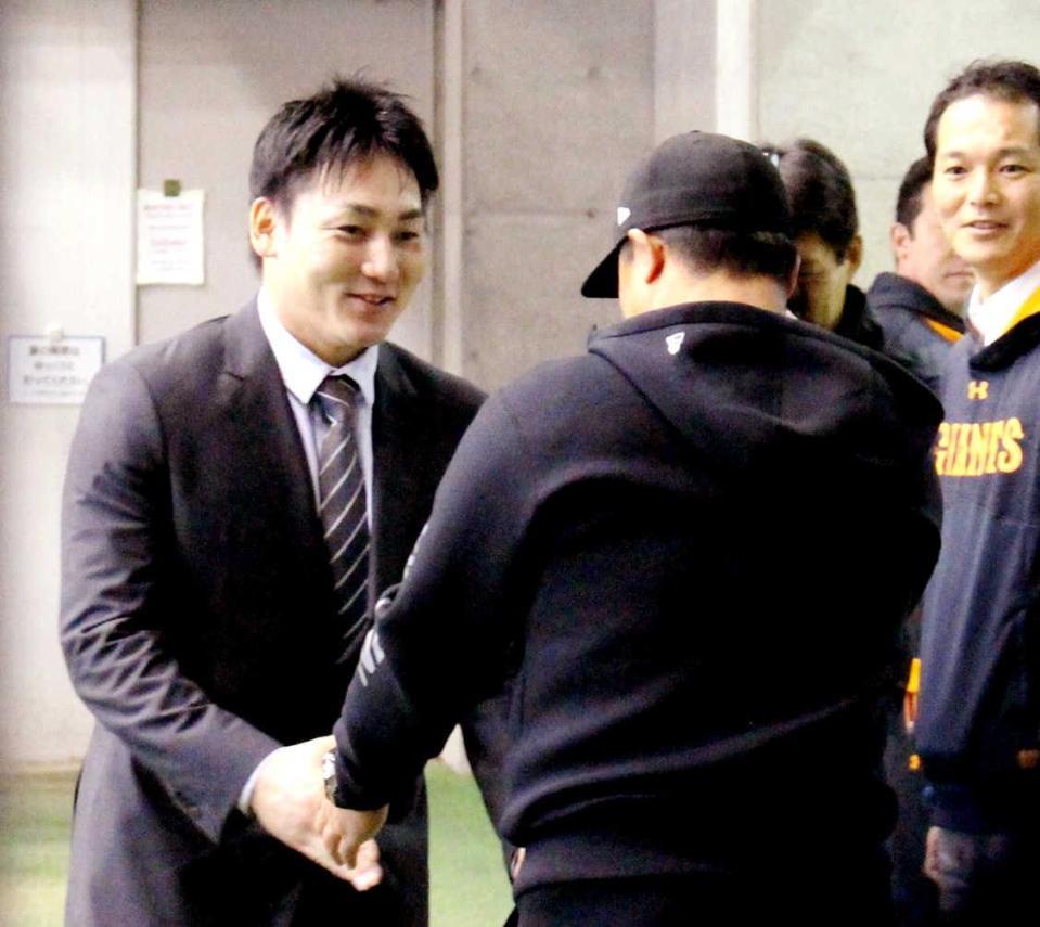 　ジャイアンツ球場で村田ファーム打撃コーチにあいさつした丸（左）