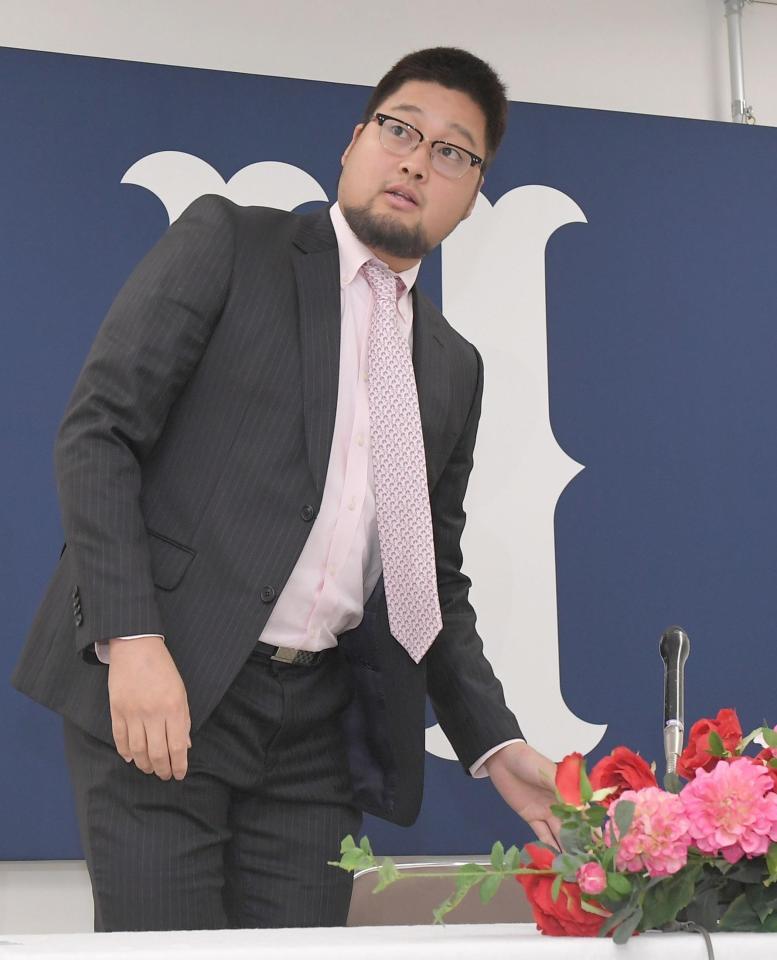 契約の更改を終え、会見場の席に就く広島・中崎翔太＝マツダスタジアム（撮影・北村雅宏）