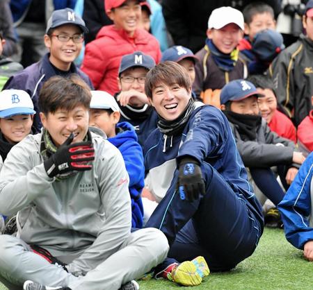 阪神・俊介（左）らと野球教室を楽しむ野村