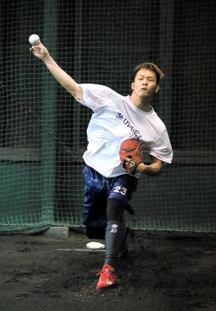 　ブルペンで投球練習する薮田