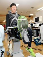 　体力測定で脚力を測定する小園＝広島大学病院（撮影・飯室逸平）