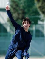 キャッチボールに汗を流す広島・野村祐輔＝倉敷・三菱自動車水島グラウンド（撮影・飯室逸平）