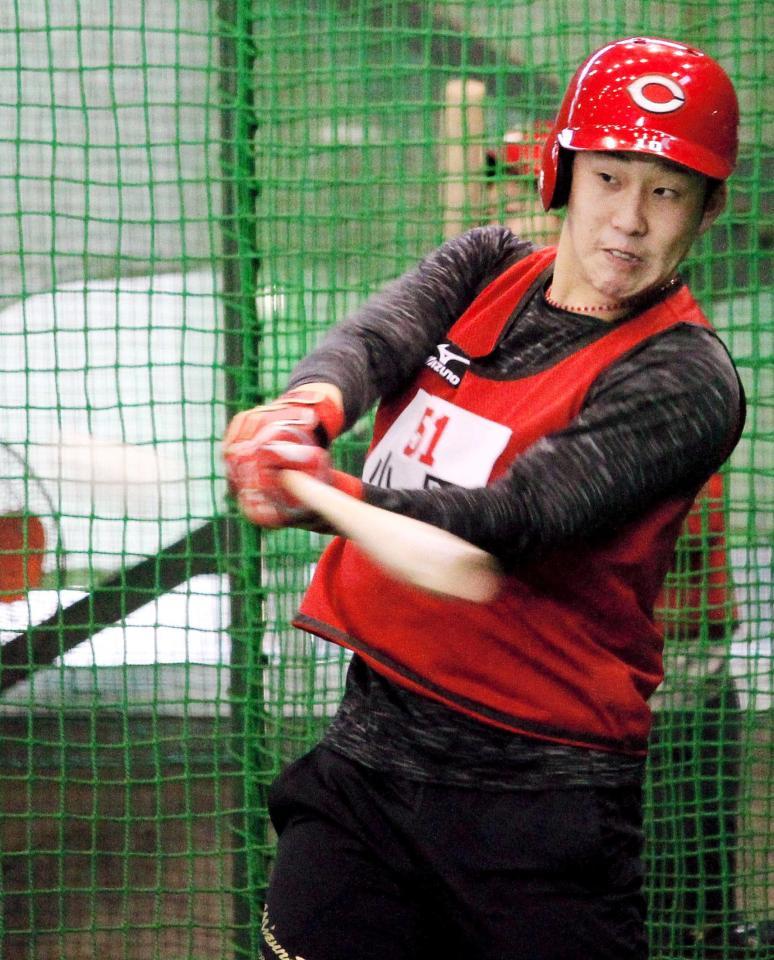 　フリー打撃で鋭い打球を放つ小園