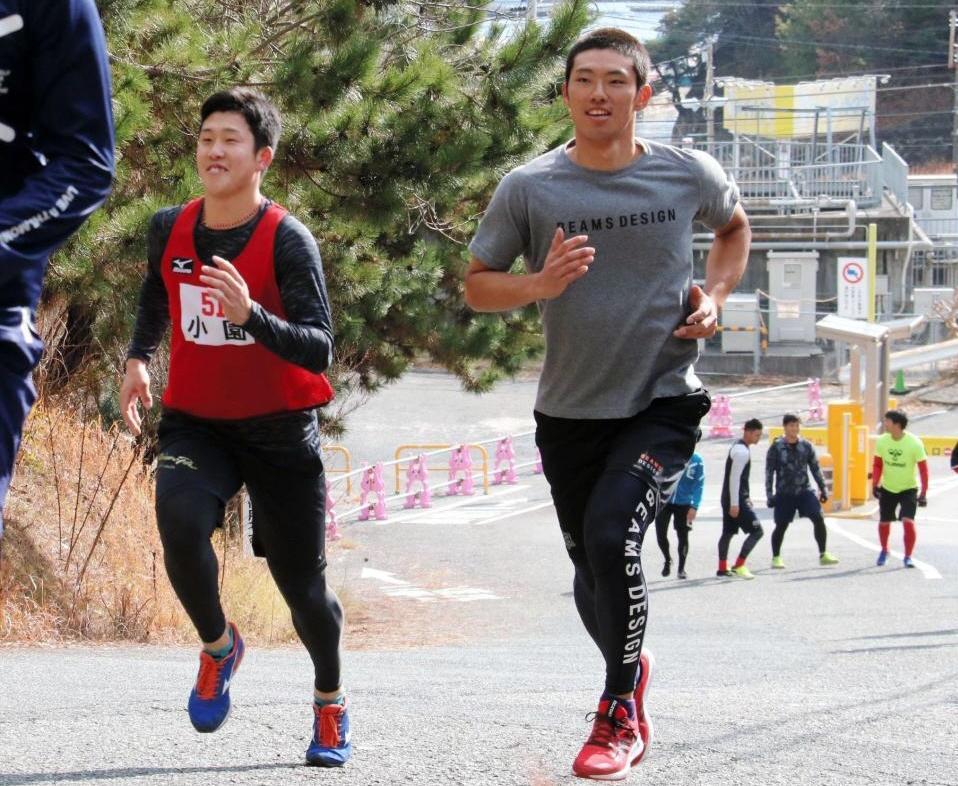 　坂道ダッシュで汗を流す小園（左）と中村奨