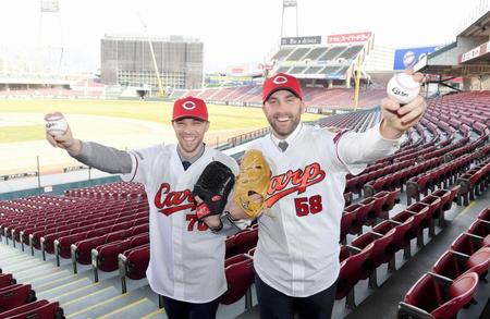 ユニホームに袖を通しポーズを決める広島　ケーシー・ローレンス（左）と広島　カイル・レグナルト＝マツダスタジアム（撮影・飯室逸平）
