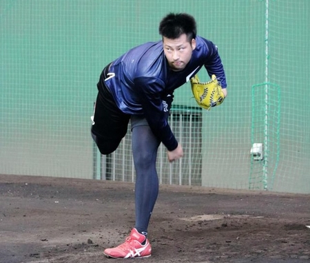 　ブルペンで投球練習する平岡