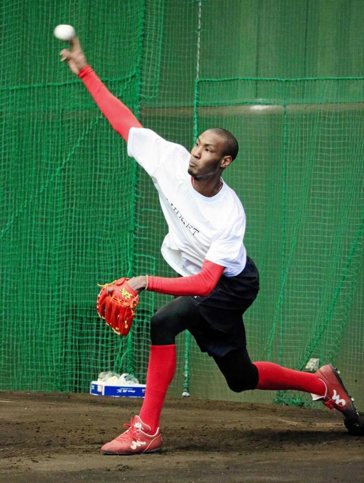 　ブルペンで投球練習するアドゥワ（撮影・田中哲）