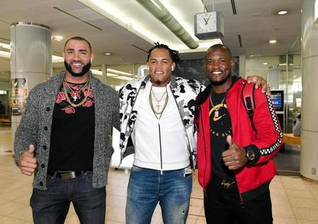 　再来日して笑顔を見せる（左から）メヒア、バティスタ、フランスア（撮影・飯室逸平）