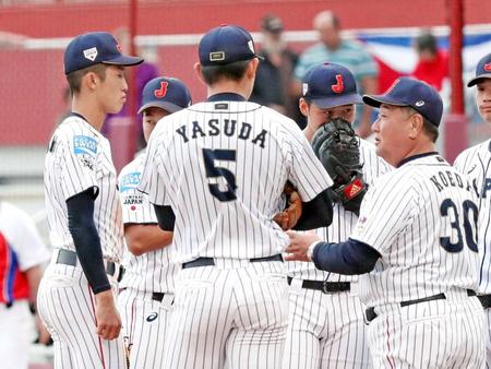 　Ｕ－１８ワールドカップのキューバ戦で、小枝監督（背番号３０）の話を聞く小園（左端）＝２０１７年（共同）　