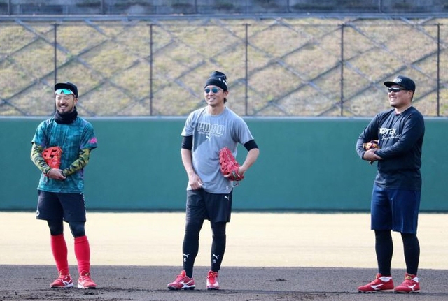 長野　グラブとシューズはカープカラー　菊池涼、松山らと合同トレ参加