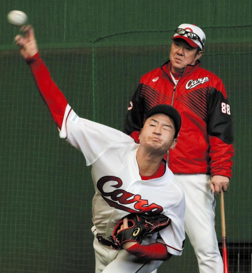 佐々岡投手コーチが見守る中、ブルペンで投げ込む島内