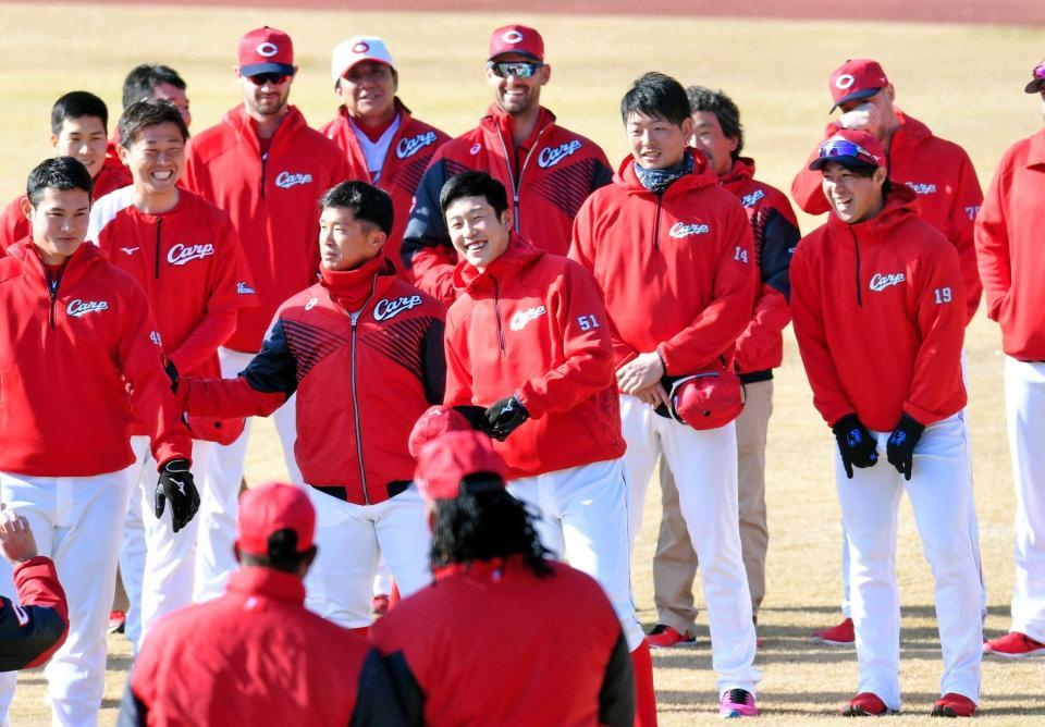 練習前の円陣で声が小さいと上本（中央）から声出しの見本を見せられ、苦笑する小園（中央右）＝撮影・飯室逸平