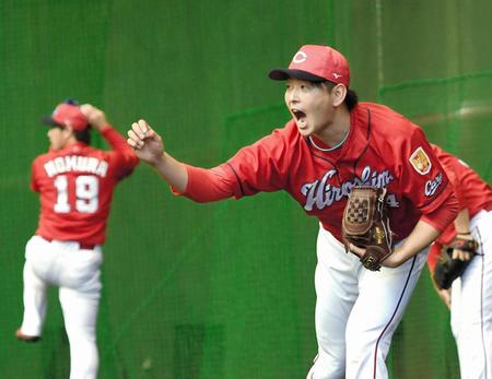 　野村祐輔（１９）らと共にブルペン入りする広島・大瀬良大地＝日南・天福球場