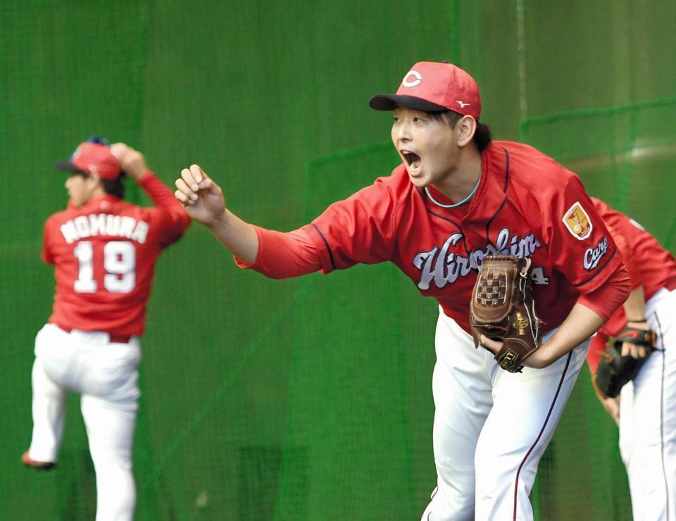 　野村祐輔（１９）らと共にブルペン入りする広島・大瀬良大地＝日南・天福球場