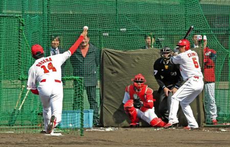 　フリー打撃で長野（右）相手に投げる大瀬良（撮影・飯室逸平）