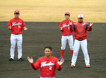 日南キャンプを打ち上げた広島・小園海斗（中央右）（左端は広島・小園海斗のユニホームを着た広島・正随優弥）＝日南（撮影・山口登）