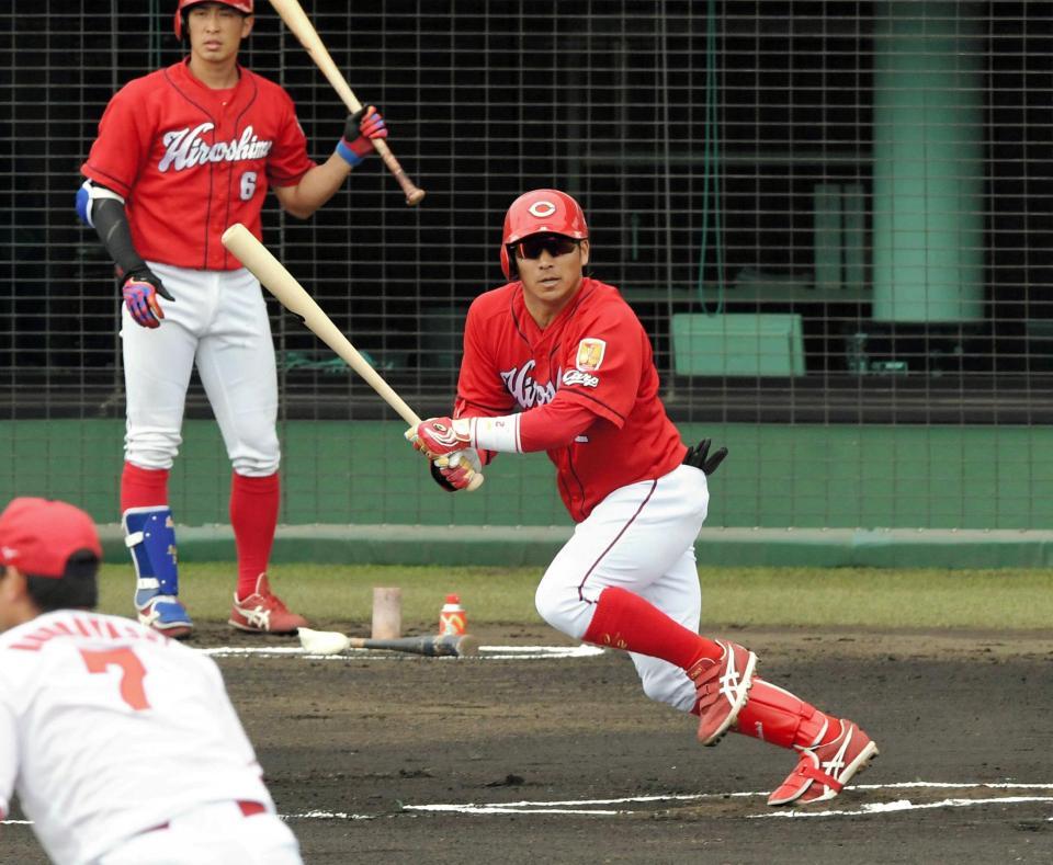 　１回、左前打を放つ田中（撮影・飯室逸平）