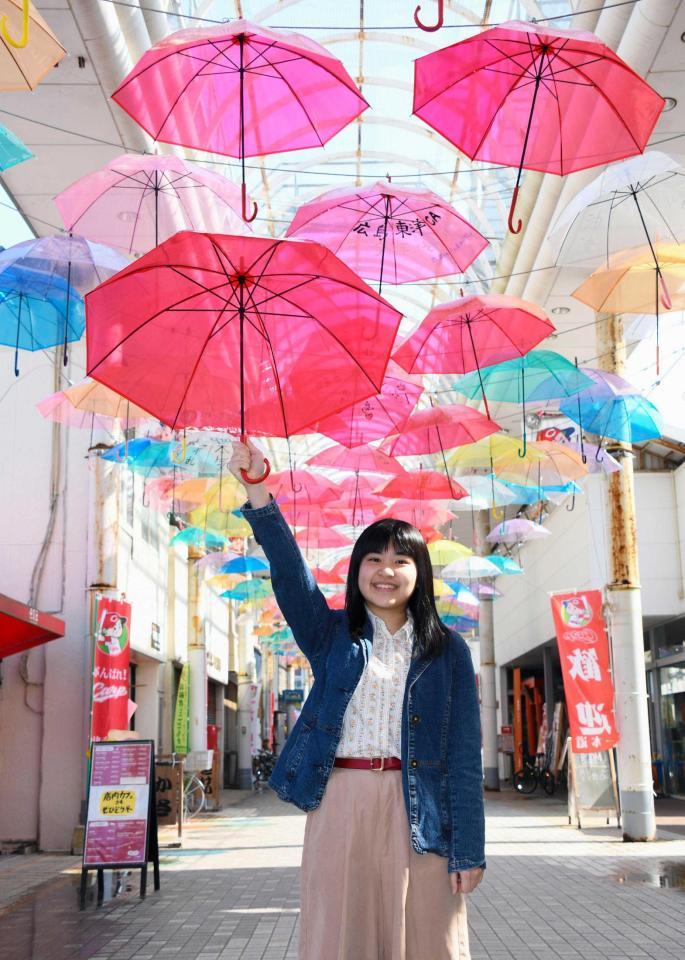　宮崎県日南市の油津商店街につるされた色とりどりのビニール傘と企画した穐田南海さん