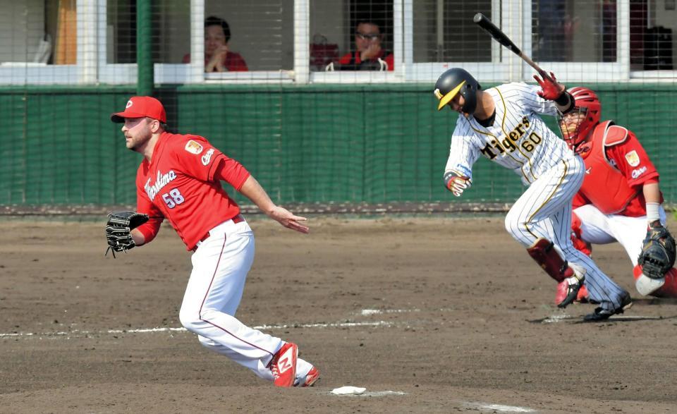 ５回阪神１死、中谷（右から２人目）を一ゴロに打ち取るレグナルト