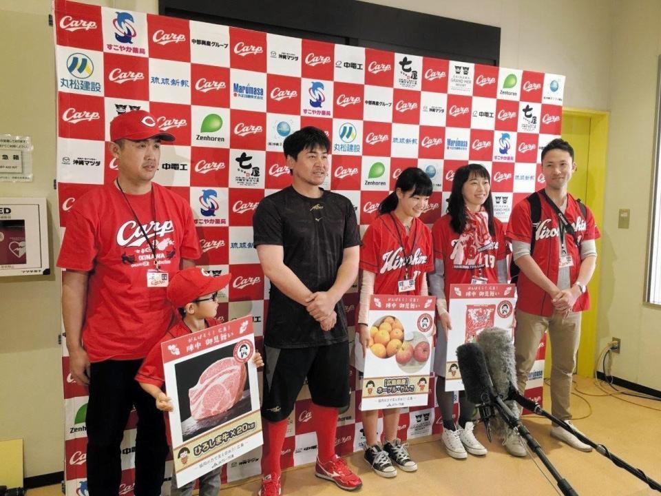 贈呈式に出席した会沢