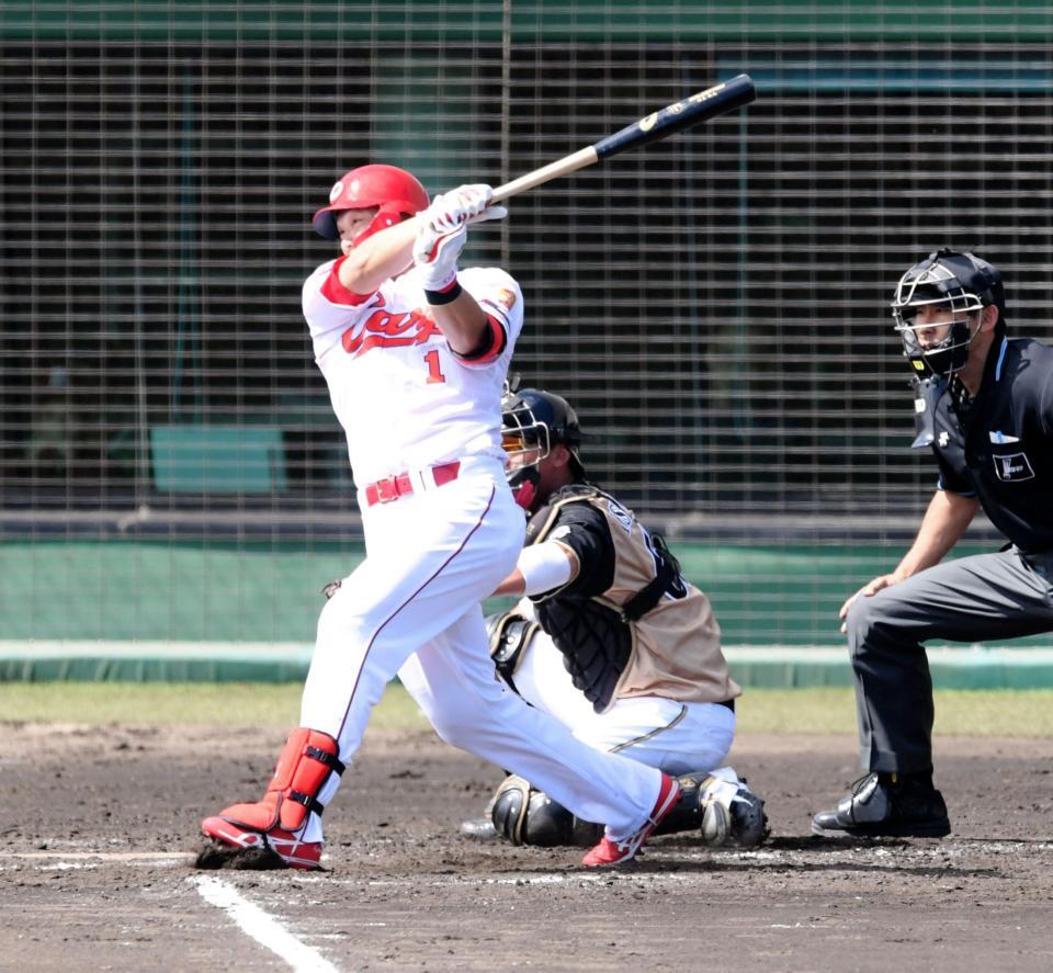 ４回、先制打を放つ広島・鈴木誠也＝コザしんきんスタジアム（撮影・棚橋慶太）