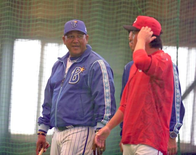 長野、巨人時代の同僚ラミレス監督とがっちり握手