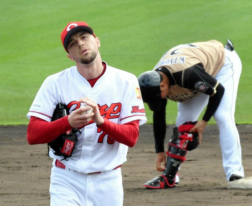 　６回、清宮（右）に二塁打を打たれマウンドで首をかしげるローレンス（撮影・飯室逸平）