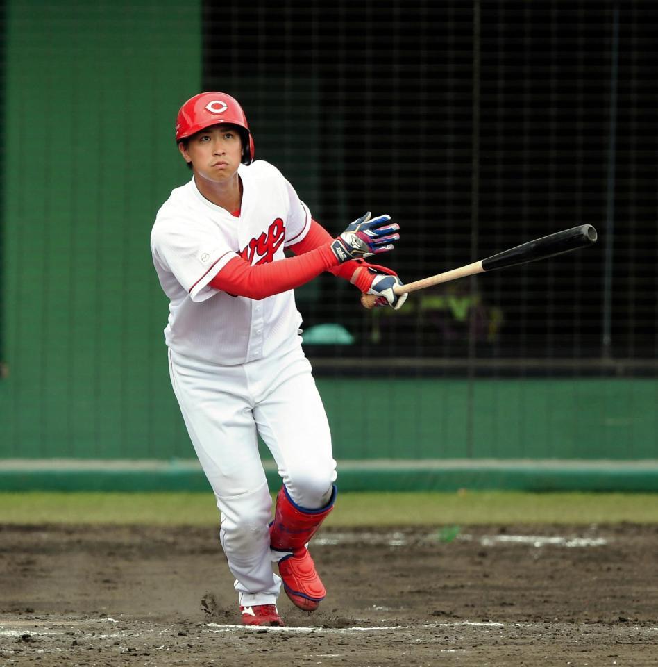 ７回広島、右越えにソロを放つ広島・堂林翔太＝沖縄・コザしんきんスタジアム（撮影・飯室逸平）