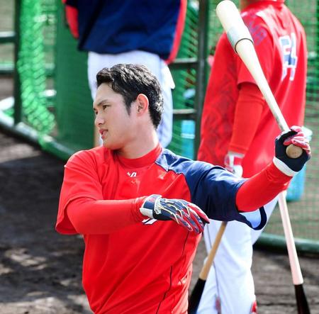 打撃練習に汗を流す広島・正随優弥＝沖縄・コザしんきんスタジアム（撮影・飯室逸平）