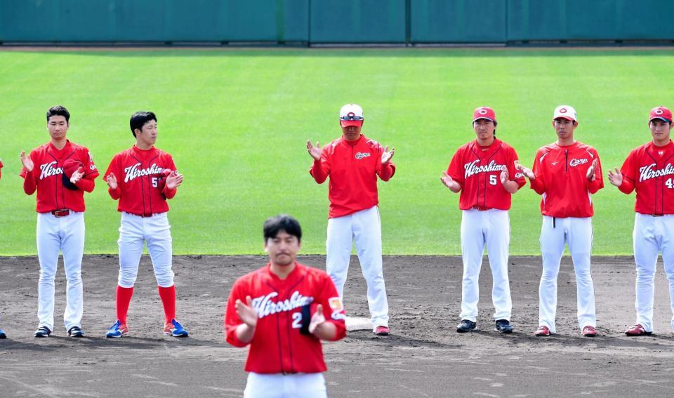 　一本締めで充実のキャンプを打ち上げる緒方監督（中央）らカープナイン（撮影・飯室逸平）