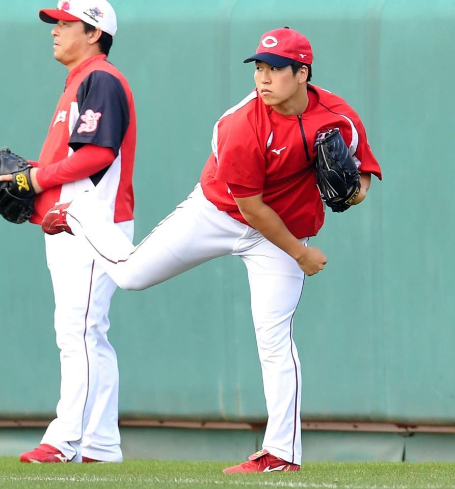 キャッチボールする広島・矢崎拓也＝沖縄・コザしんきんスタジアム（撮影・飯室逸平）