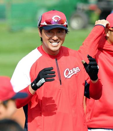 練習の合間に笑顔を見せる広島・長野久義＝マツダスタジアム（撮影・飯室逸平）