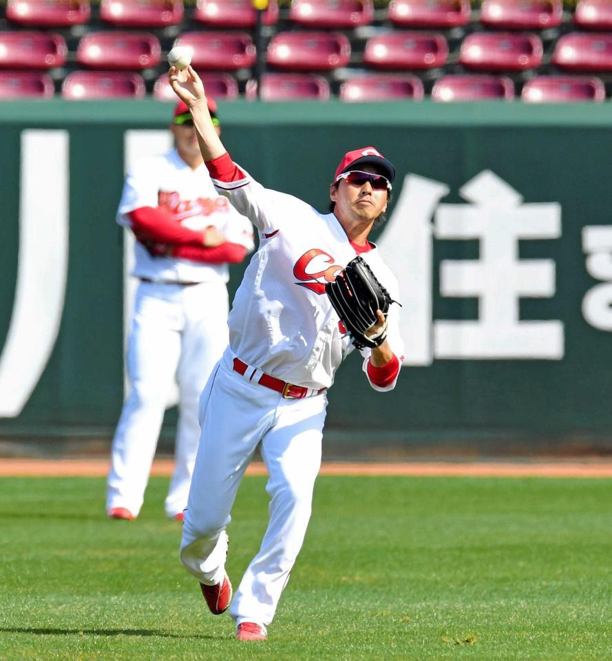 　外野ノックを受ける長野（撮影・飯室逸平）