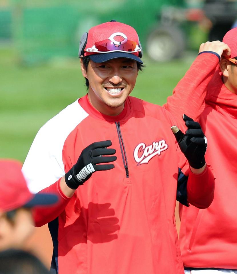 練習の合間に笑顔を見せる広島・長野久義＝マツダスタジアム（撮影・飯室逸平）