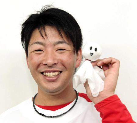 　地元・長崎での登板を前に好天を願い、てるてる坊主を手にする大瀬良（撮影・飯室逸平）