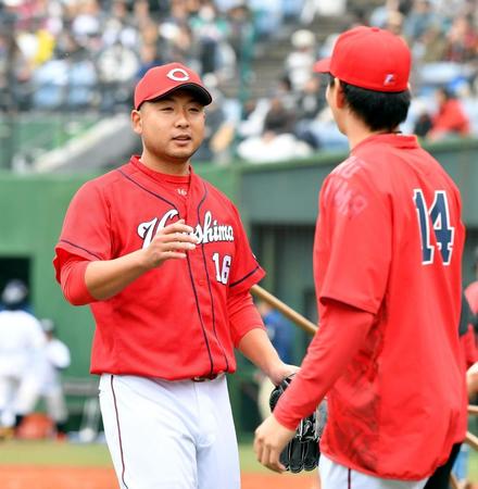 　地元の長崎で登板し、大瀬良（右）と言葉を交わす今村