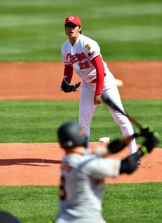 　１回、丸から空振り三振を奪う床田（撮影・持木克友）