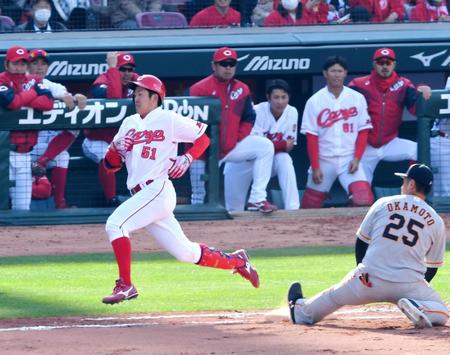 　８回、内野安打で出塁する小園（撮影・飯室逸平）