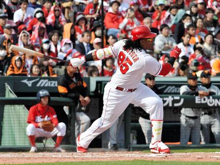 　５回、左越えに２ランを放つバティスタ（撮影・持木克友）